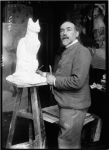 Steinlen sculpting cat - press photograph - Agence Meurisse (From Gallica)